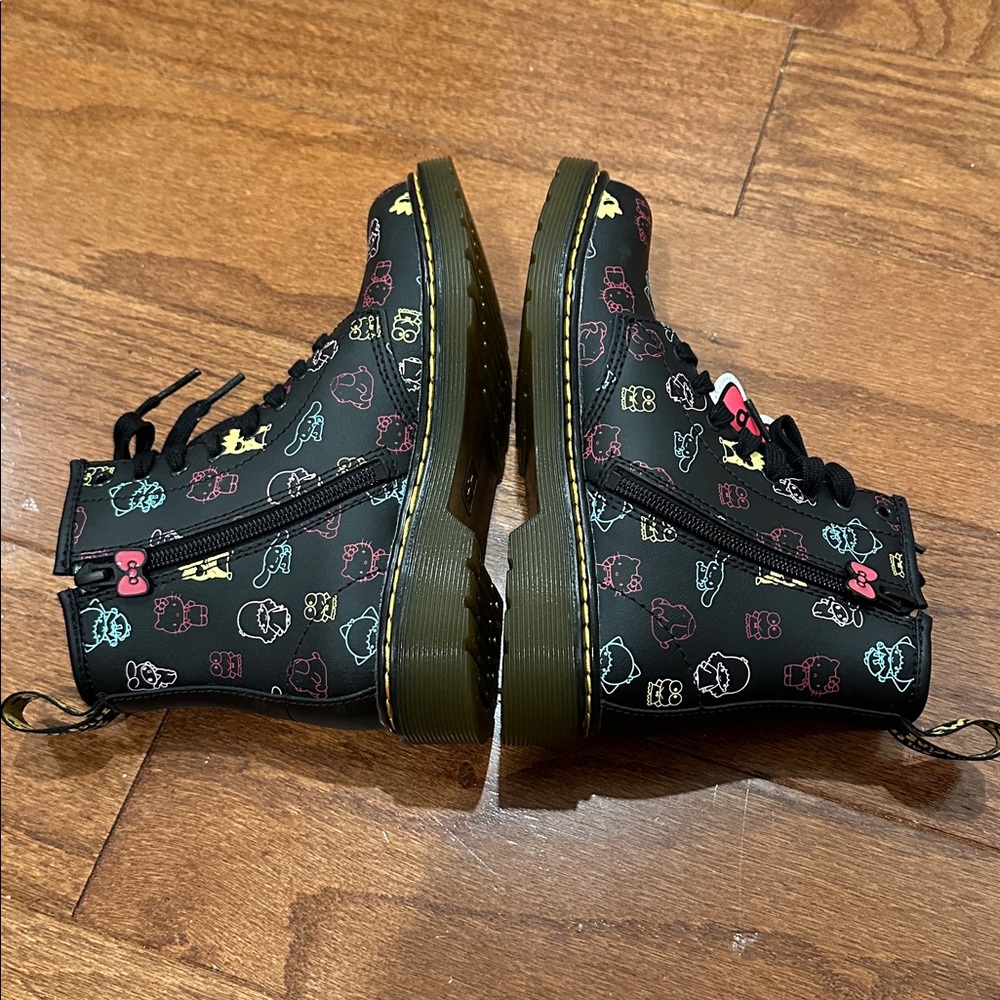 Dr. Martens x Hello Kitty 1460 Junior black boots size 2 - Picture 7 of 9